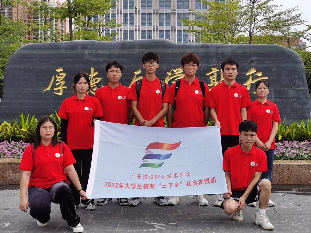 服務團成員在校訓石合影，整裝待發