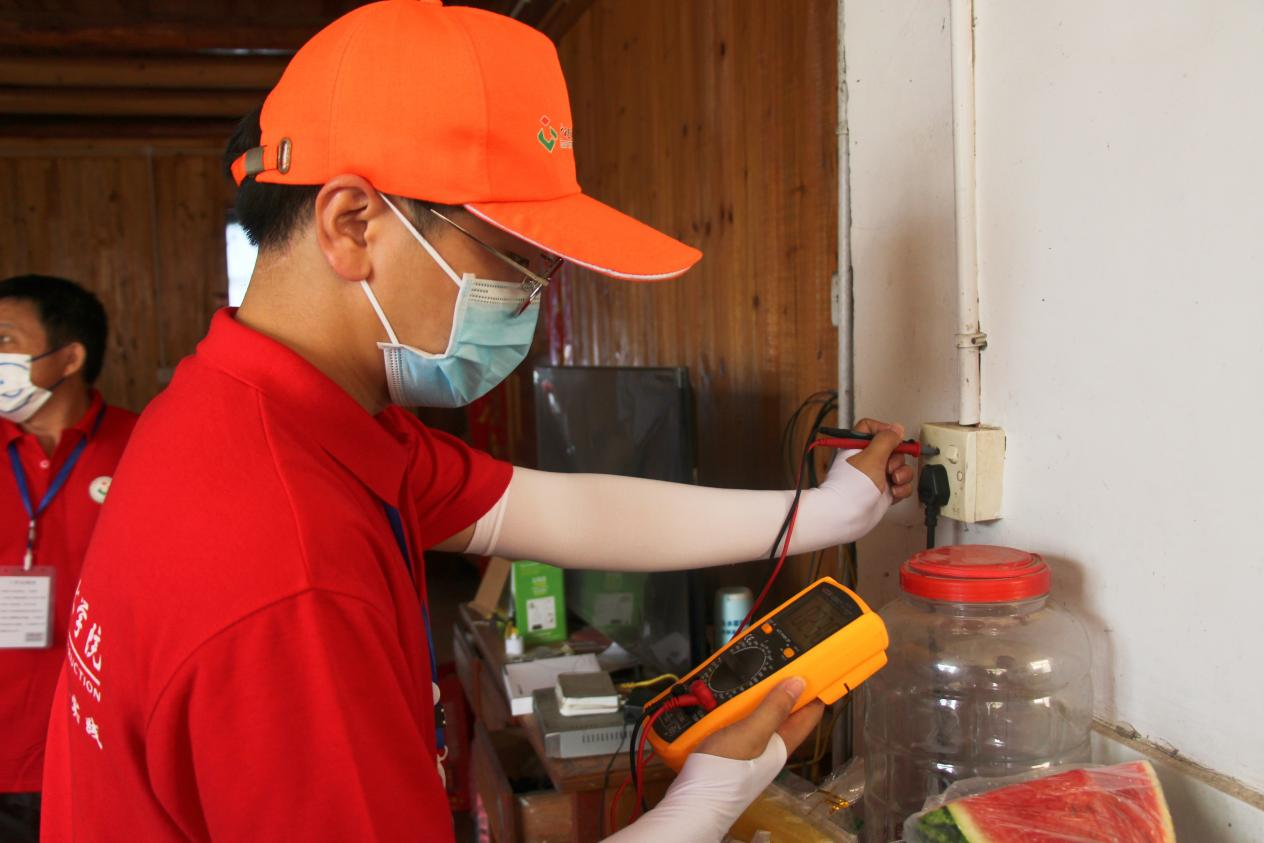 團隊成員入戶檢測用電線路