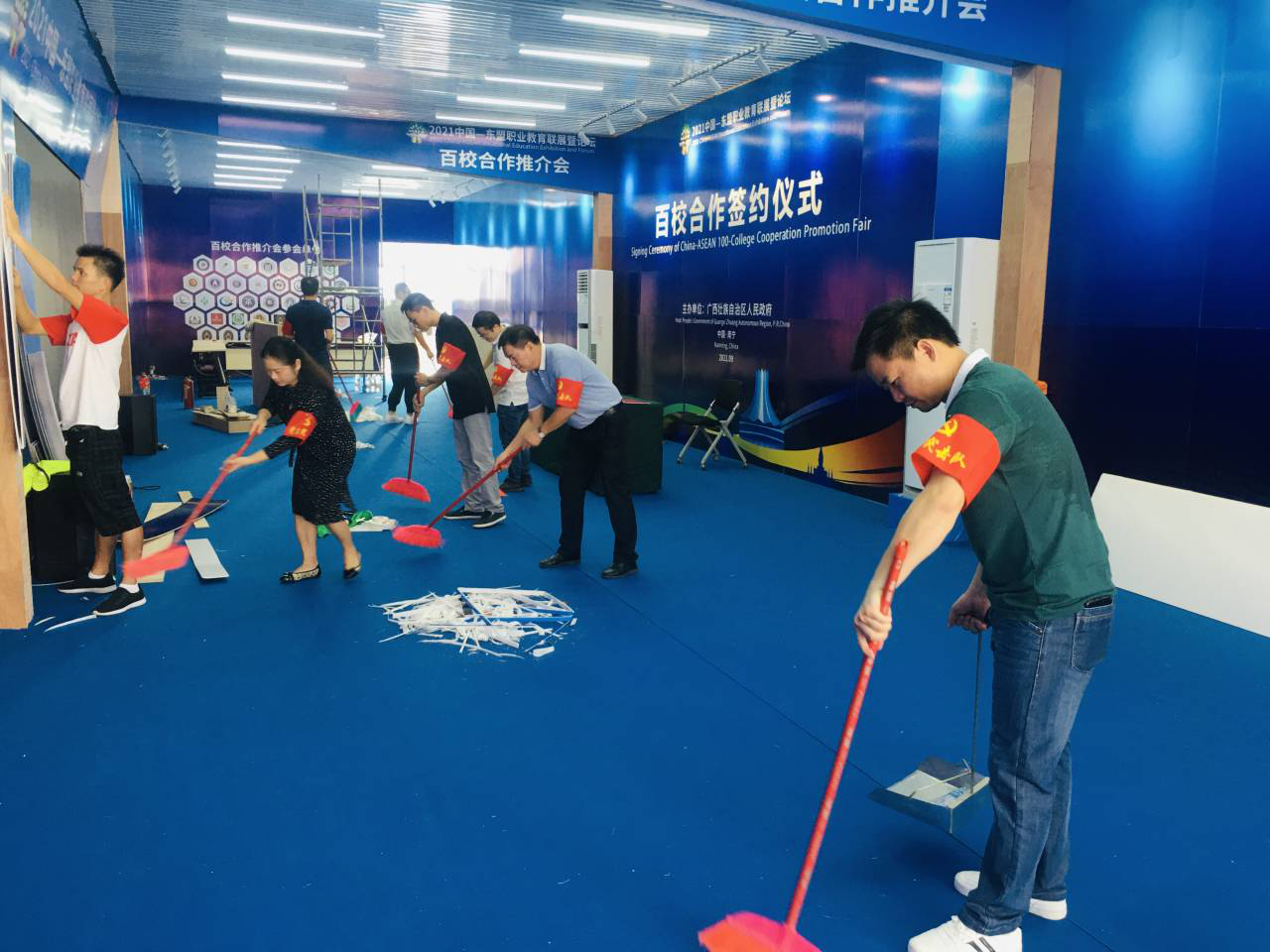 黨員突擊隊員打掃展館衛生