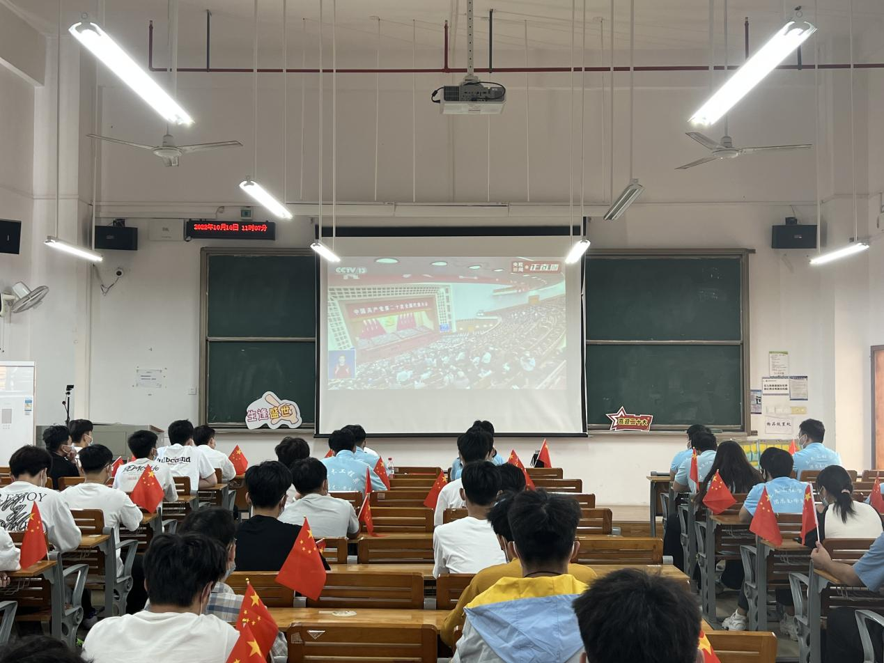 學生在教室觀看大會直播