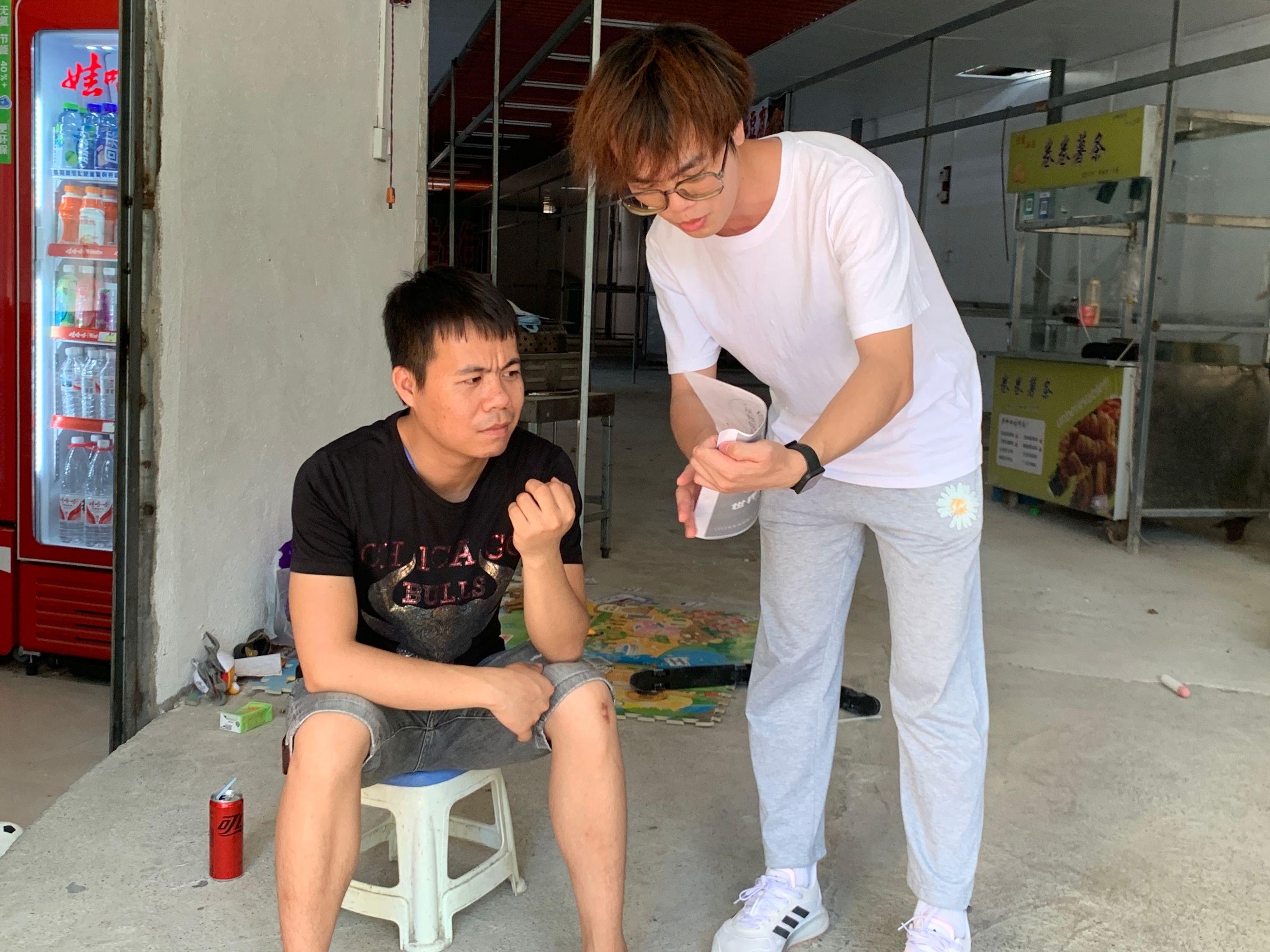 同學們發放宣傳頁、講解環保知識