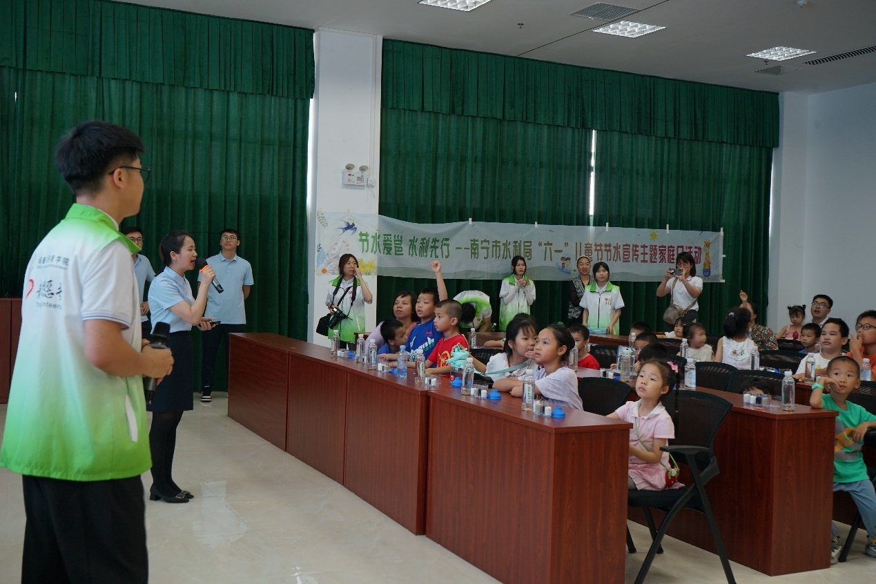 “創(chuàng)智聯(lián)”志愿者在影視報告廳為小朋友開展凈水有獎知識競答