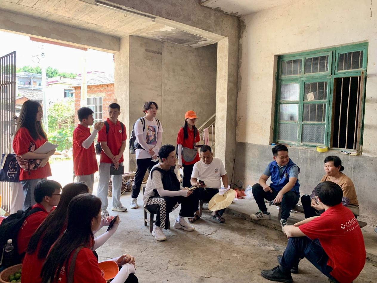 觀察團(tuán)到村民家中開展調(diào)研