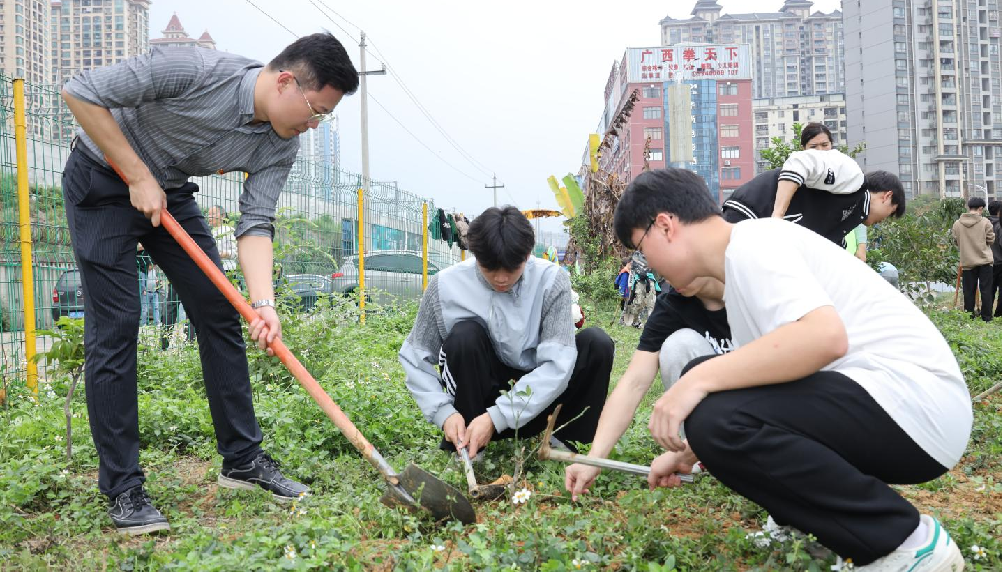 植樹現場一派繁忙景象