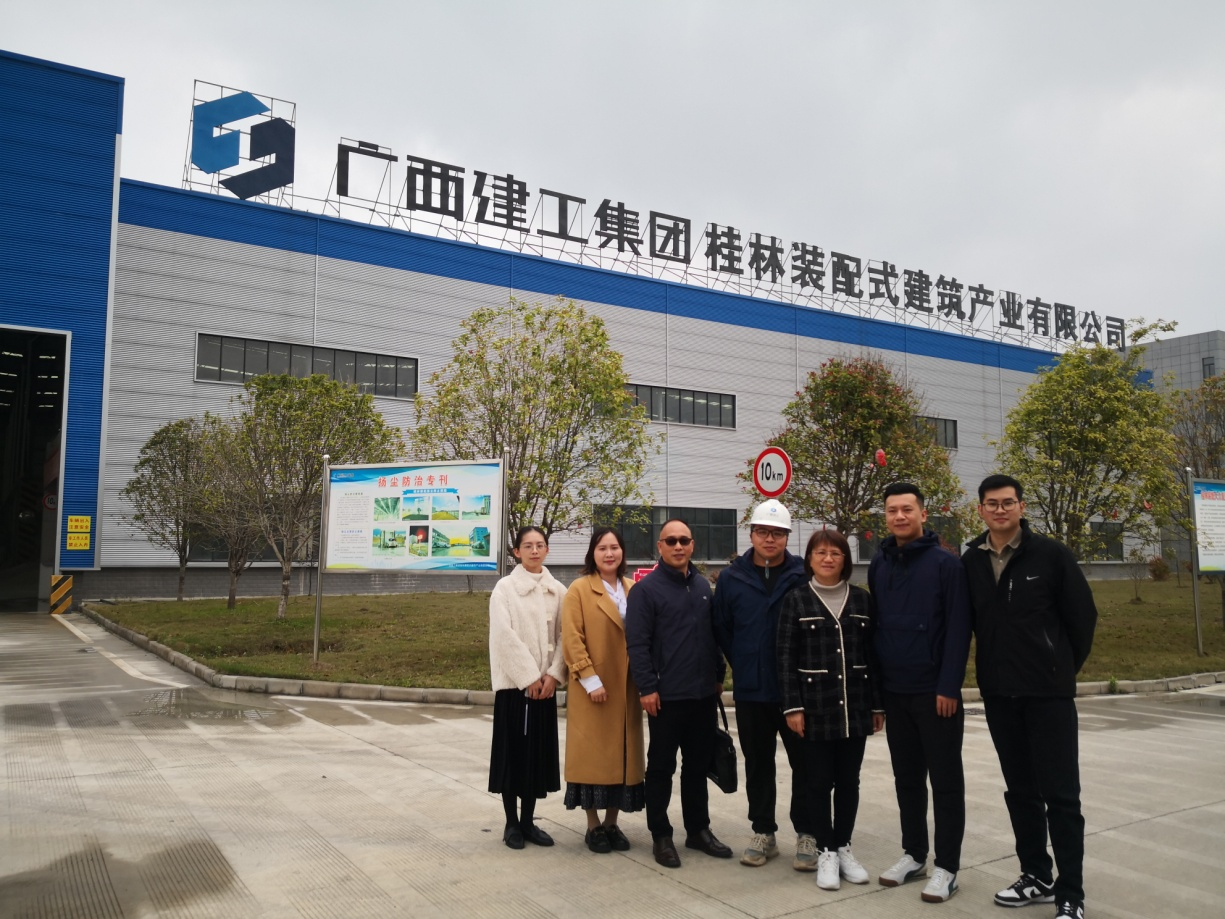 姚琦院長一行走訪廣西建工集團桂林裝配式建筑產業有限公司與盧凱等3位校友合影