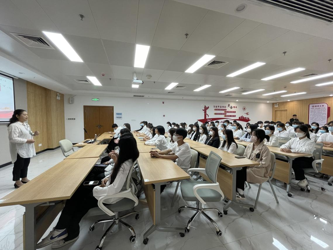 同學們在認真聆聽黨課