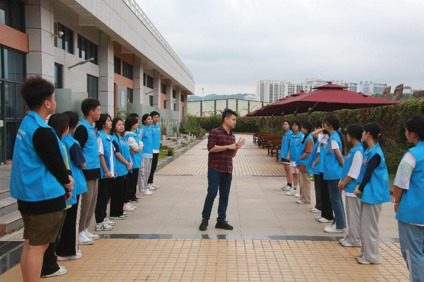 項(xiàng)目開始前，同學(xué)們在認(rèn)真聆聽動(dòng)作要領(lǐng)及注意事項(xiàng)