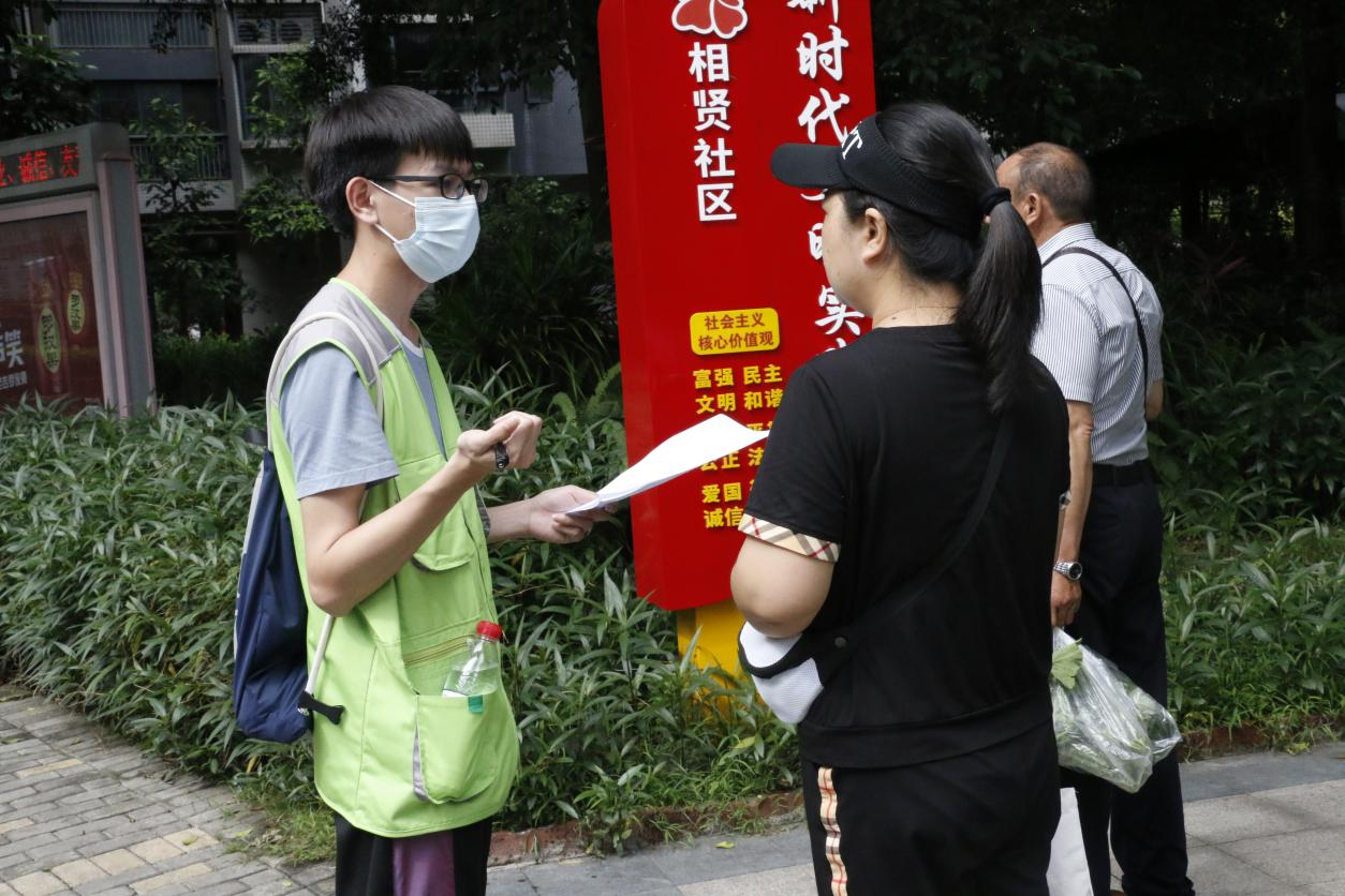 志愿者對社區(qū)居民進行問卷調(diào)查