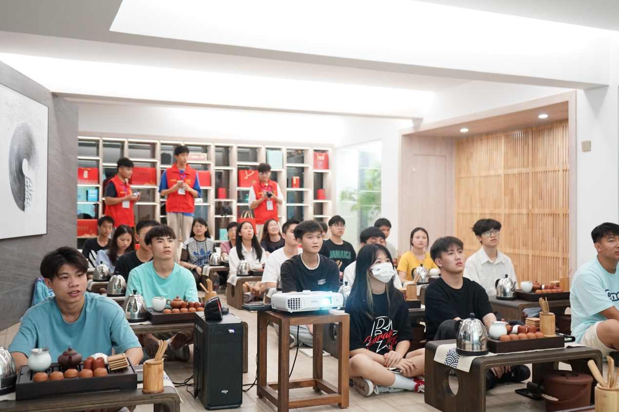 與會(huì)同學(xué)進(jìn)行茶藝課體驗(yàn)