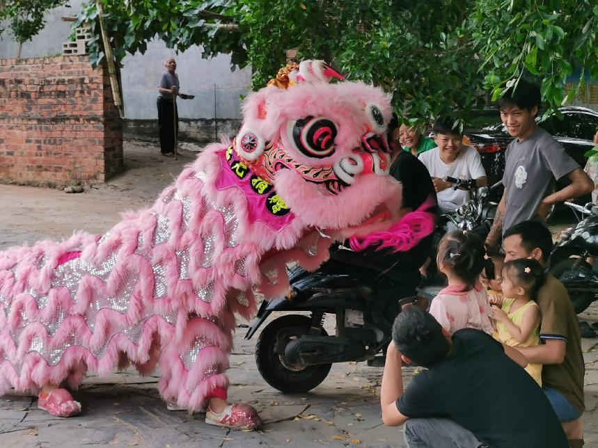 龍獅展演中與當(dāng)?shù)卮迕襁M(jìn)行互動(dòng)