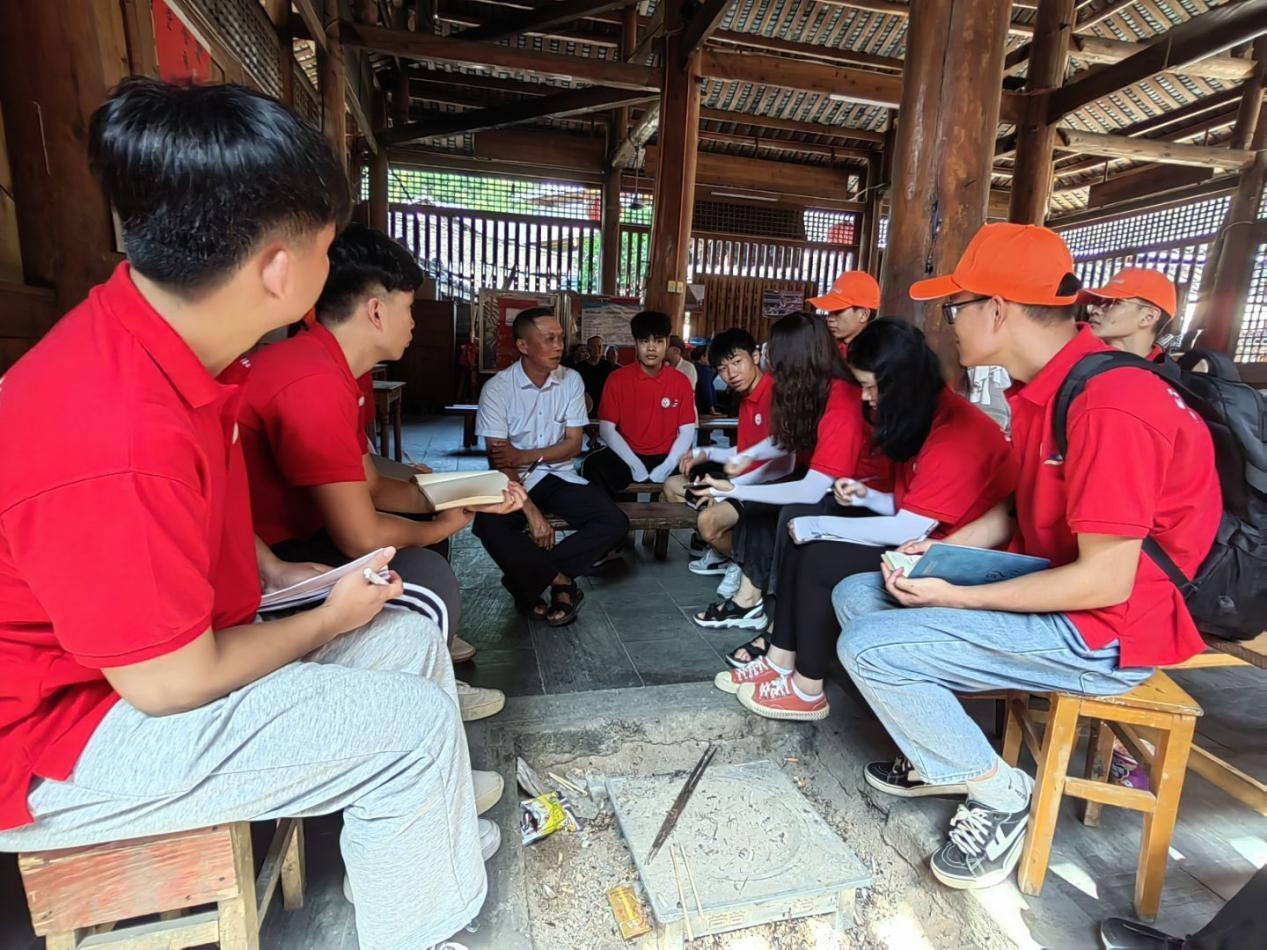 實踐團正在對楊求詩大師進行訪談