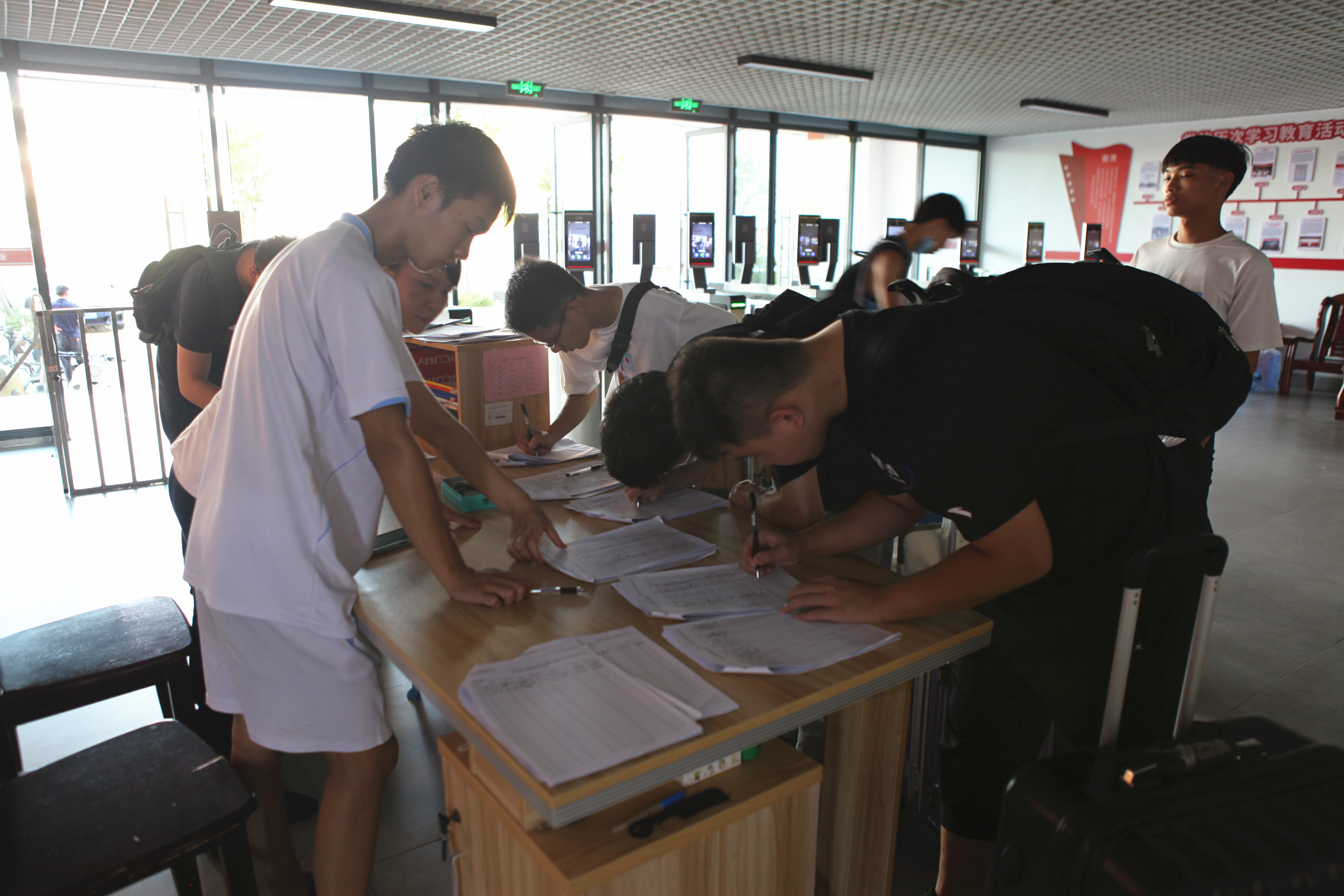 在學(xué)生公寓樓進(jìn)行身份核對(duì)登記