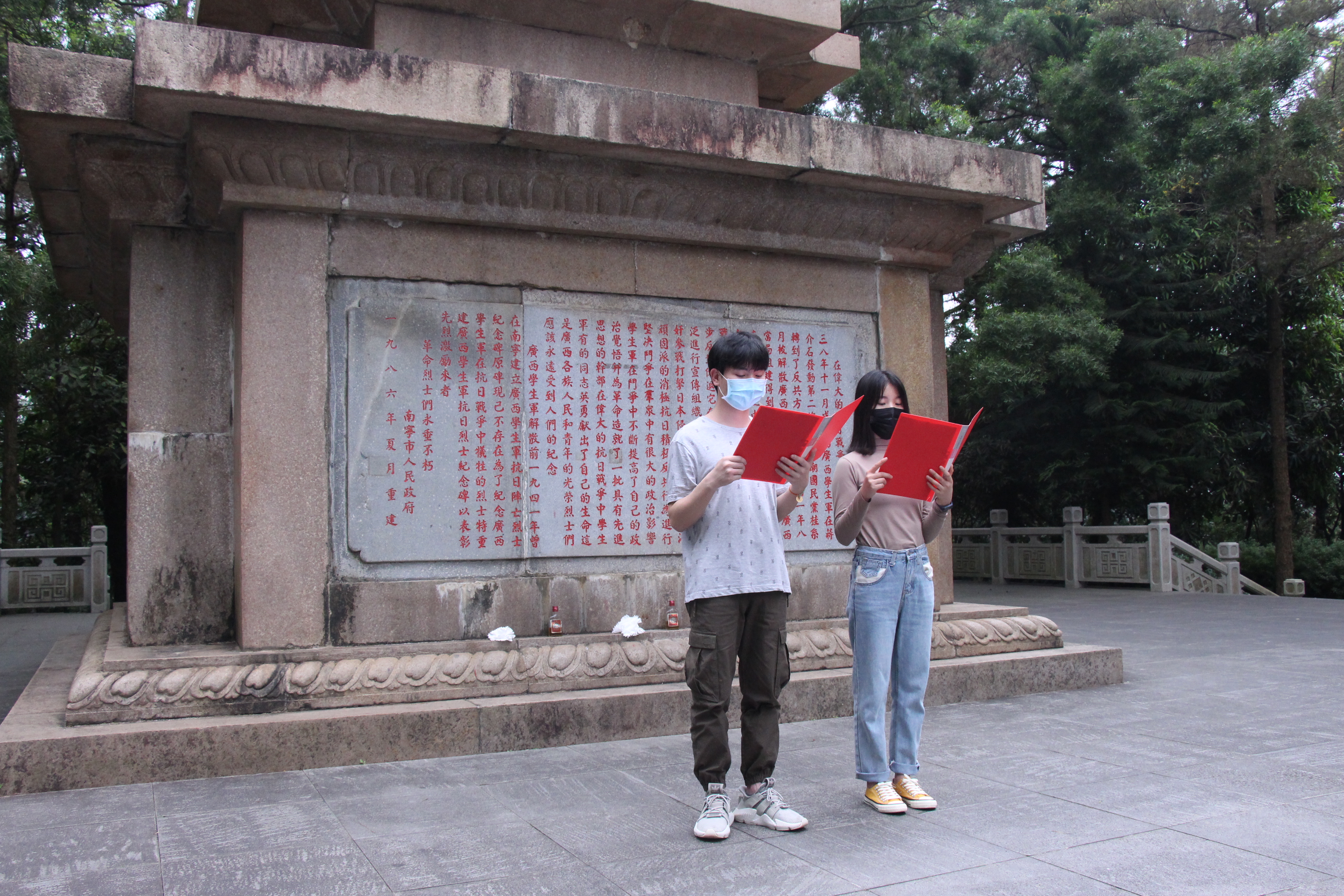 學(xué)生黨員代表朗誦《我驕傲，我是中國人》