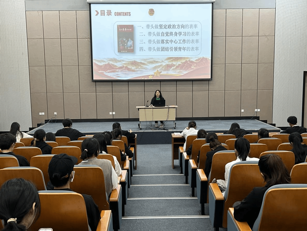 藝術(shù)設(shè)計(jì)學(xué)院黨總支書(shū)記楊颯颯授課