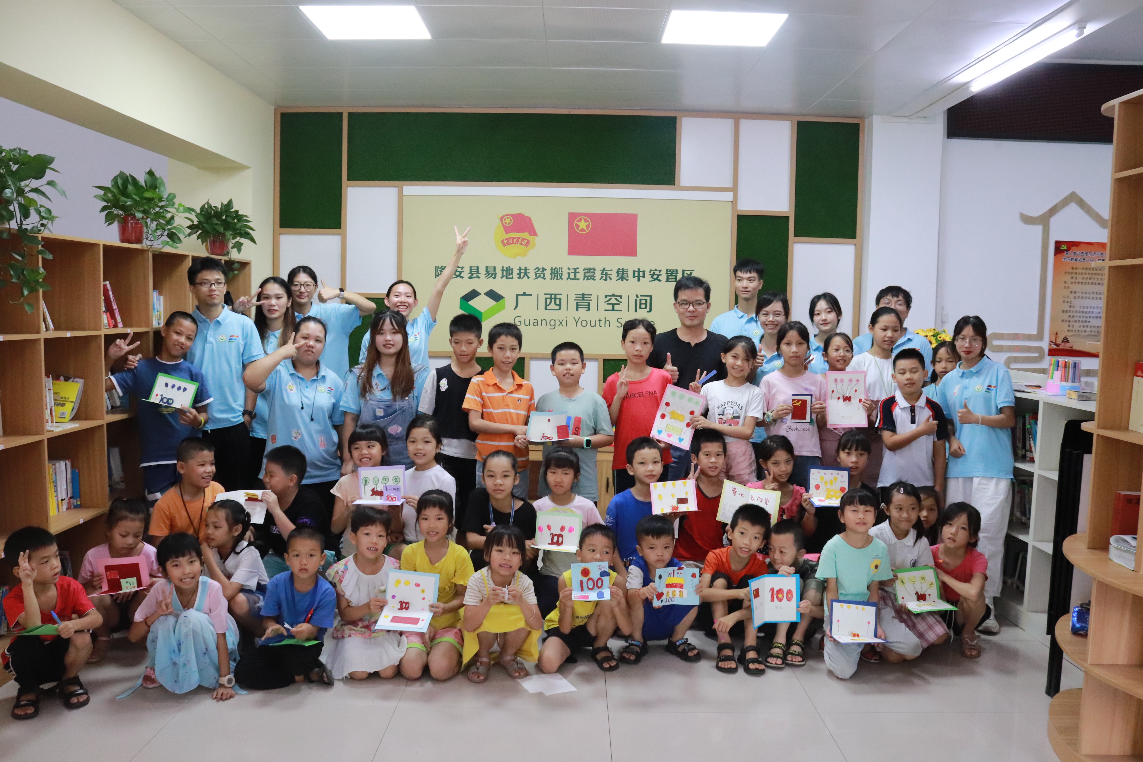 服務團成員與小朋友們合影