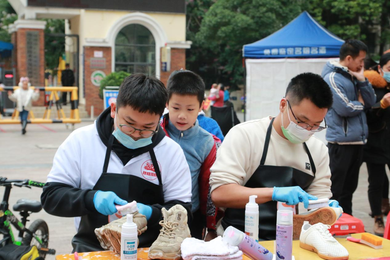 為社區(qū)居民送溫暖服務(wù)