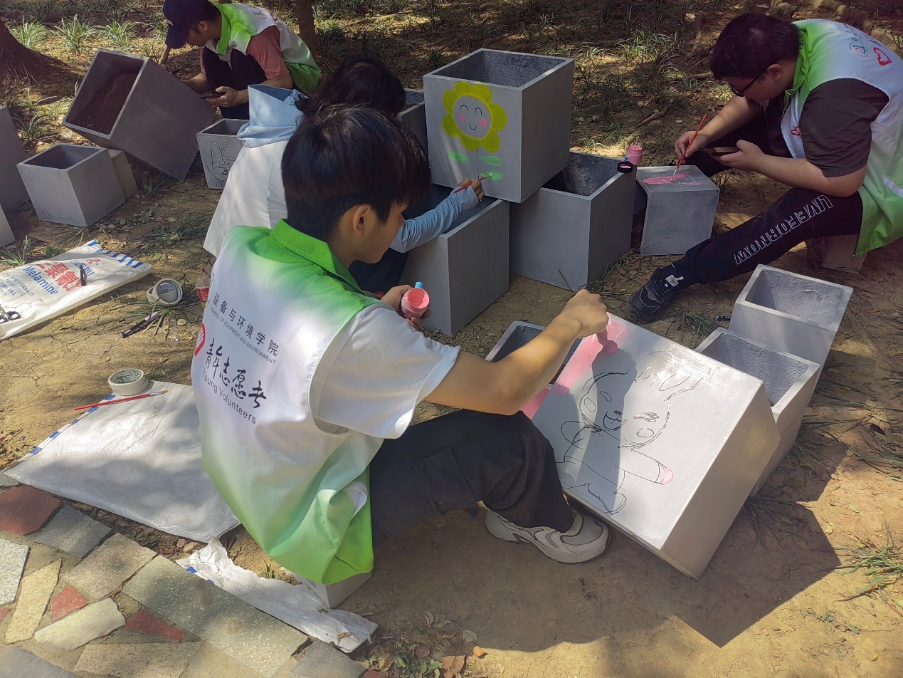 志愿者們在認真繪畫