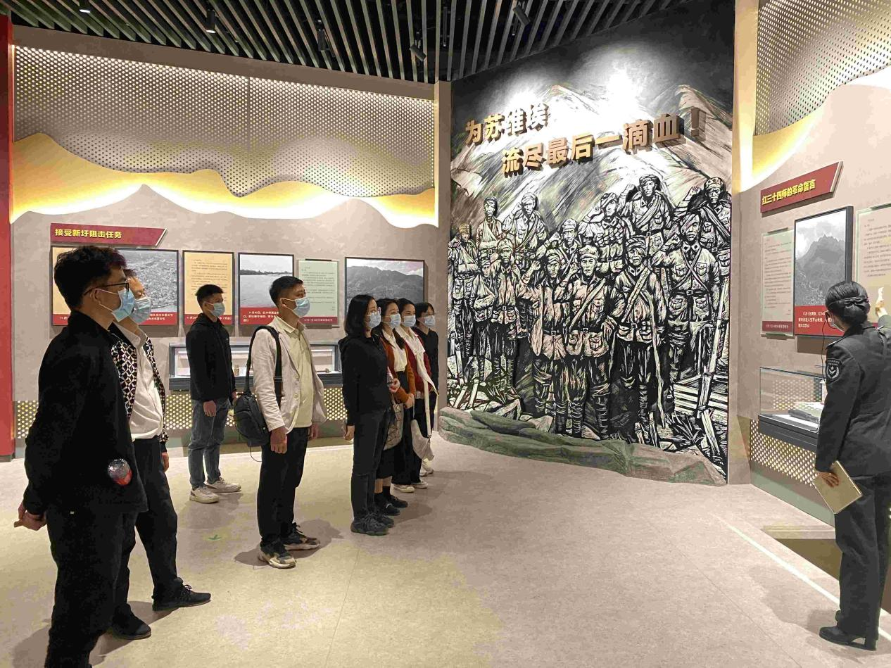 認真聆聽新圩阻擊戰(zhàn)講解