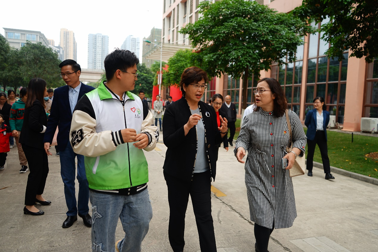 自治區(qū)殘聯(lián)黨組書記、理事長黃麗娟（中）與廣西建設(shè)職業(yè)技術(shù)學(xué)院設(shè)備學(xué)院黨總支書記侯文淑（右）對活動進(jìn)行深入溝通交流