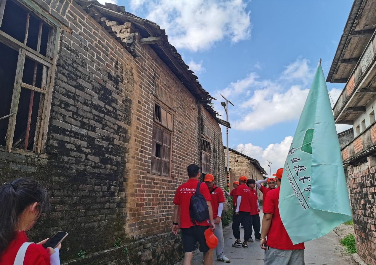 實(shí)踐團(tuán)成員在三民文化藝術(shù)村實(shí)地走訪