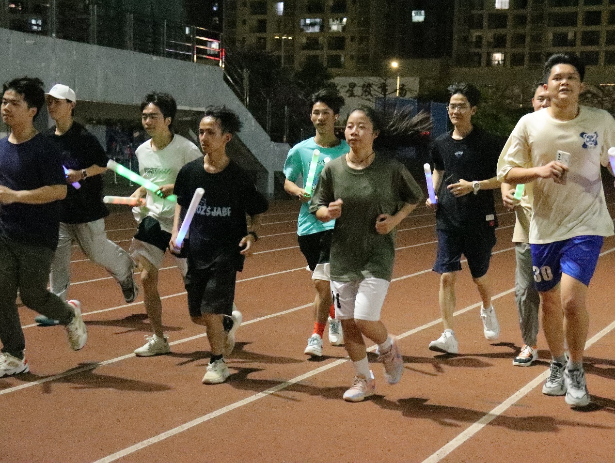 同學們在校內進行夜跑