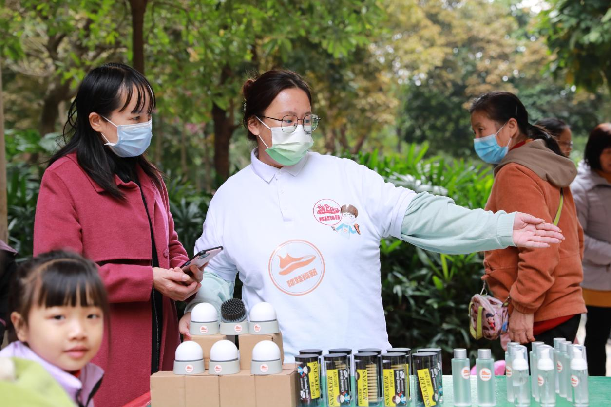 引導居民排隊登記并分發禮品