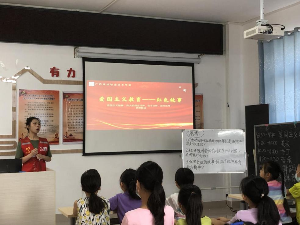 孩子們在認真聆聽紅軍長征、狼牙山五壯士的故事