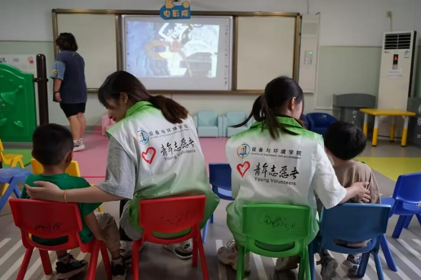 志愿者細(xì)心照顧小朋友