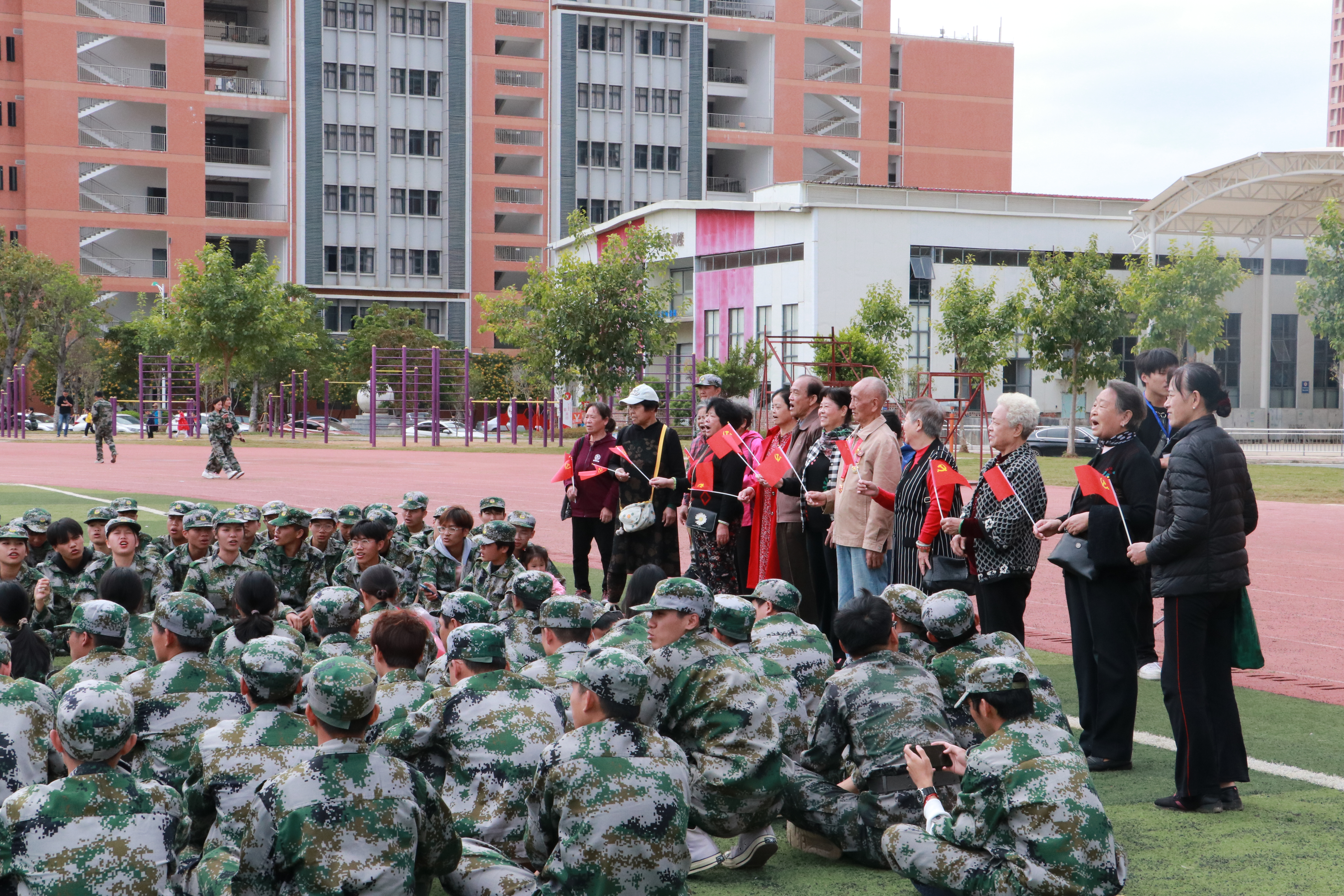 老少齊唱《沒有共產黨就沒有新中國》