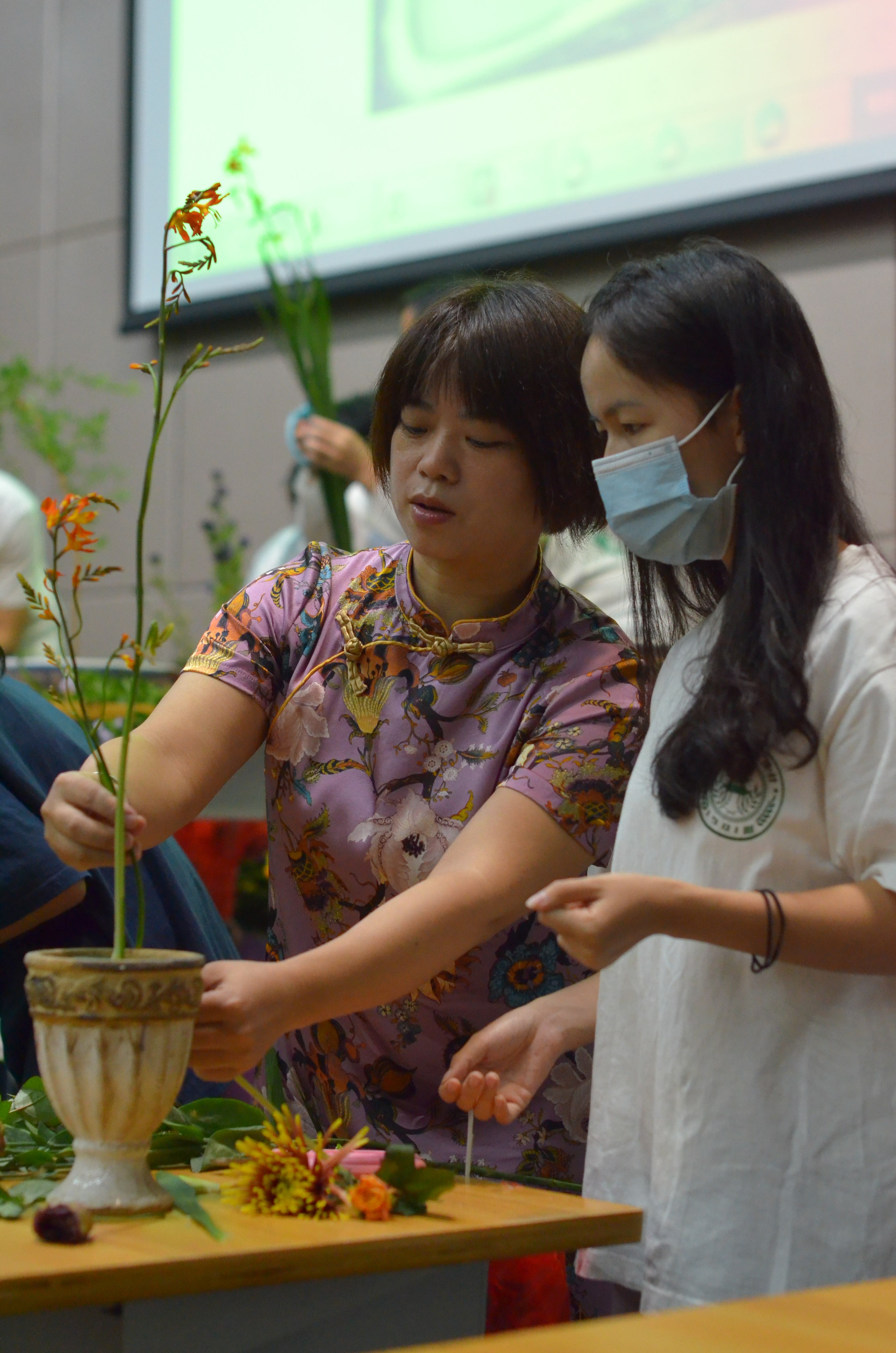 師生現(xiàn)場插花互動