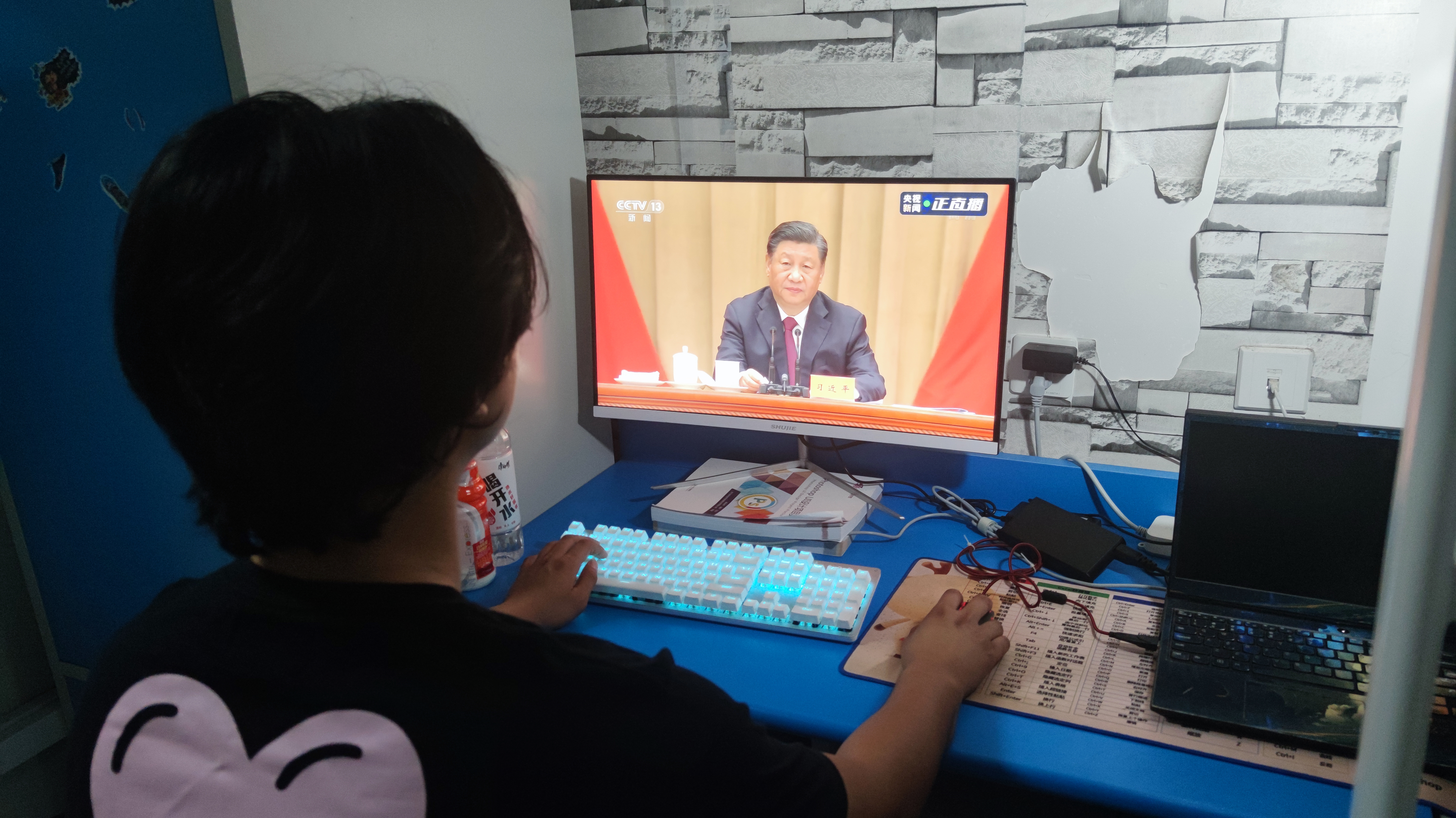 學生觀看大會直播