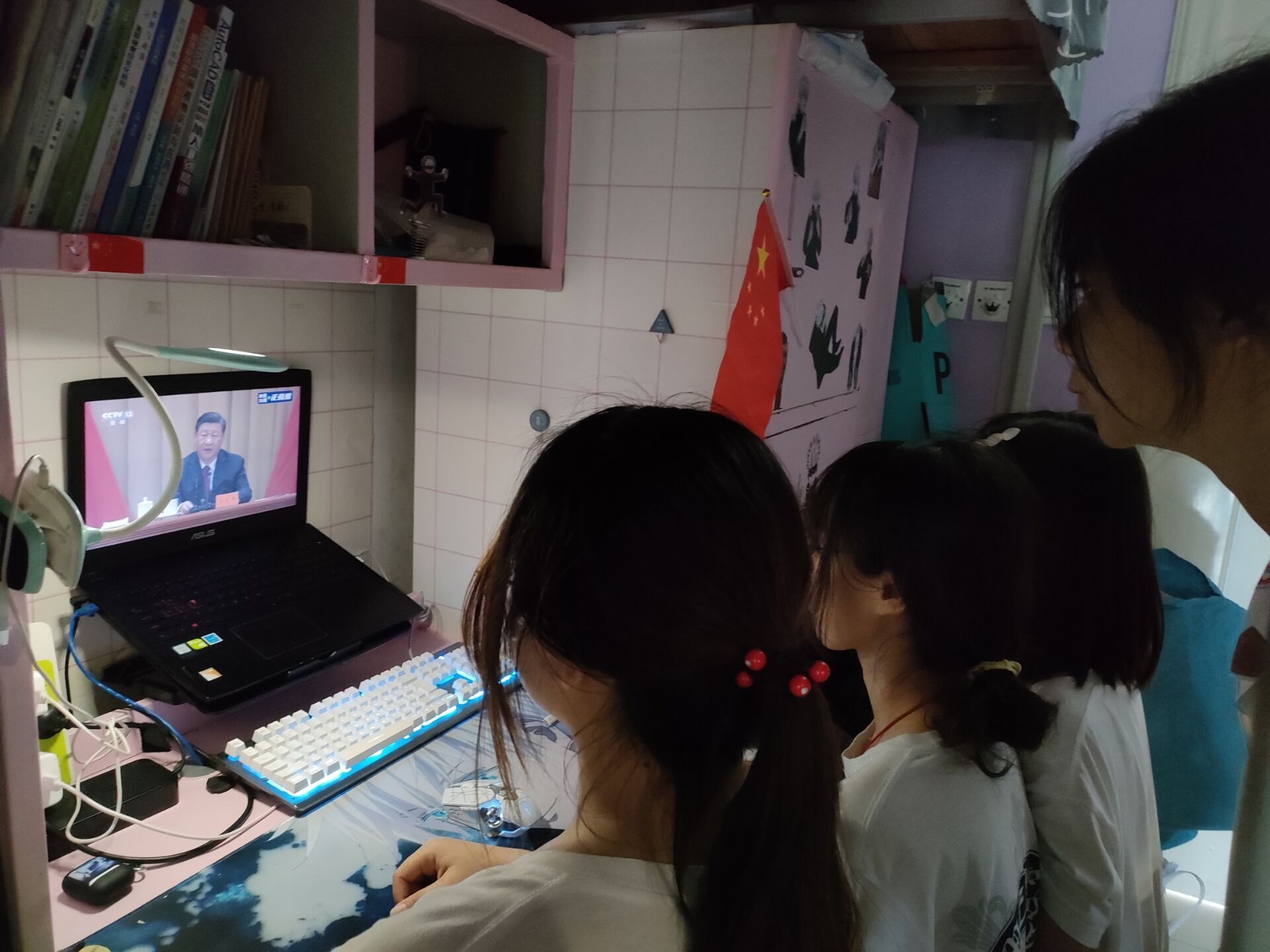 學(xué)生觀看學(xué)習(xí)