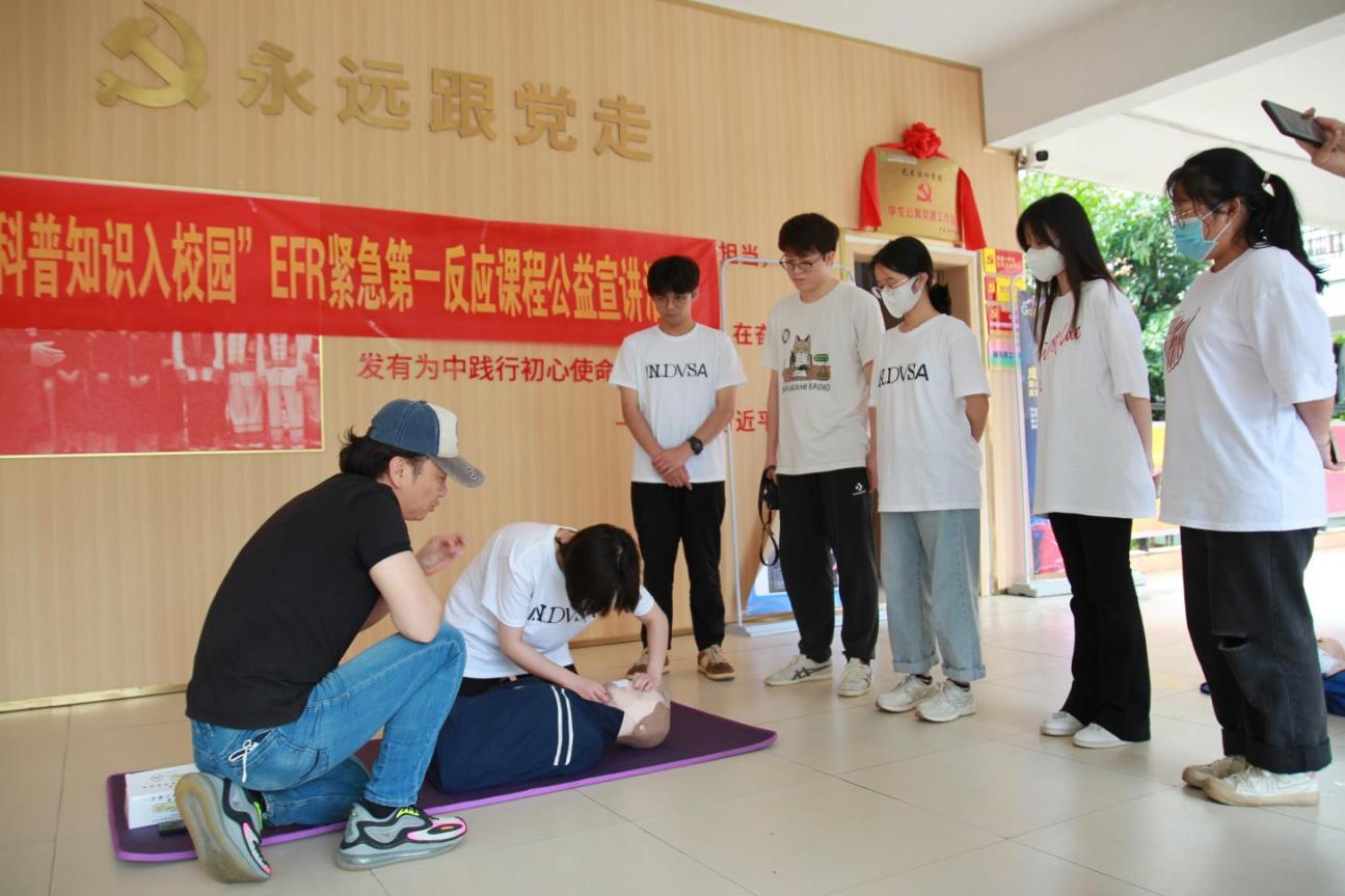 教練指導同學模擬實操