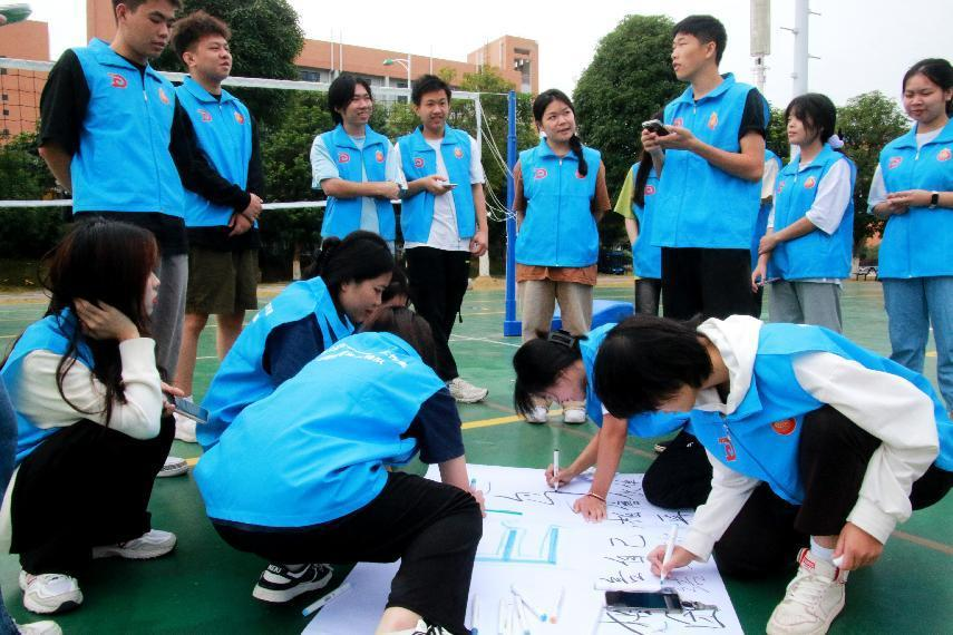 起隊(duì)名、寫口號