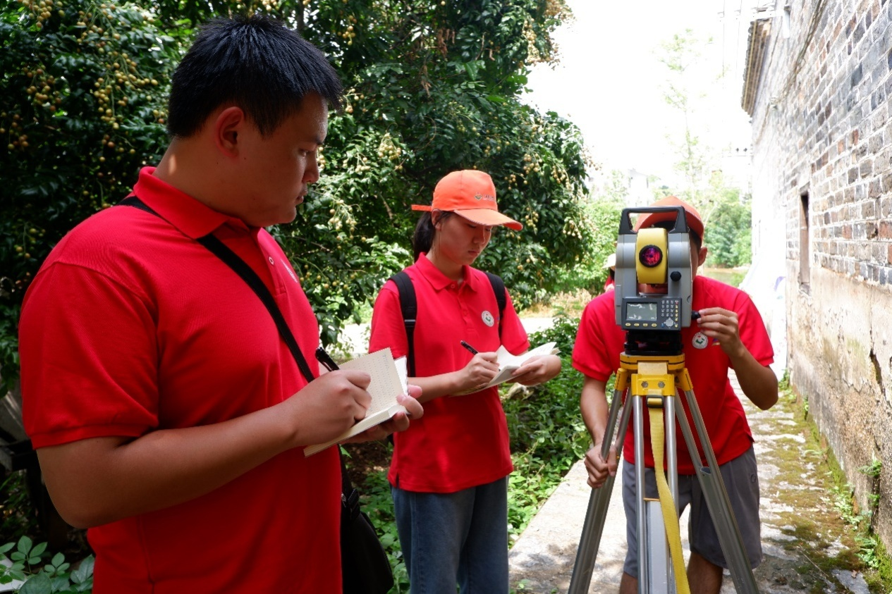 進行現場勘察測量