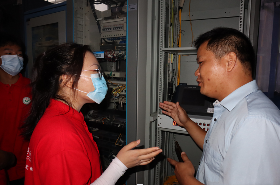 實踐隊志愿者參觀通訊機房