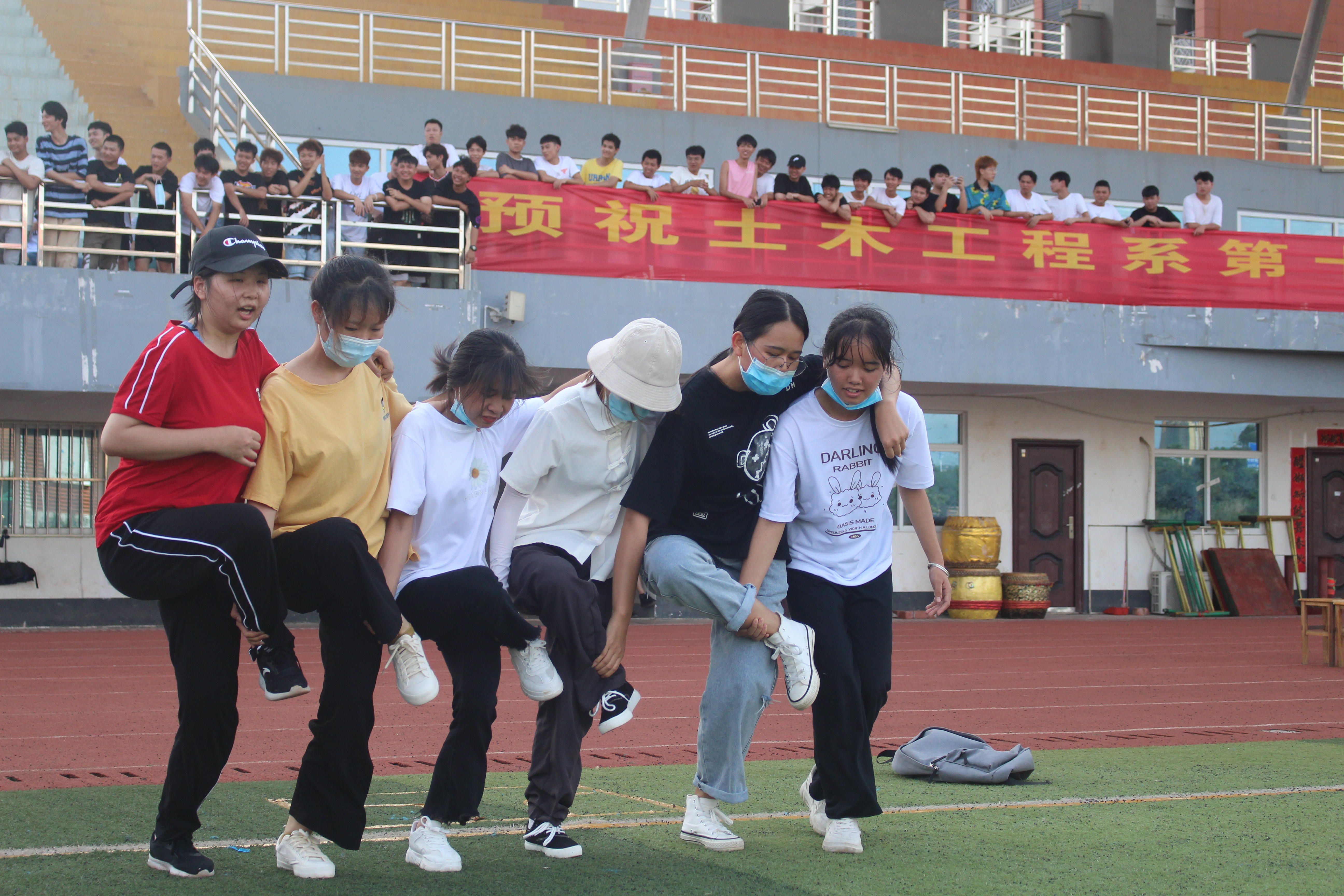 運動員們團結協作奮力奔向終點