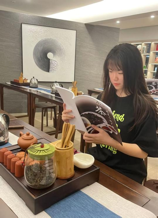 管理工程學(xué)院信息化2201班衛(wèi)彥宇同學(xué)閱讀中