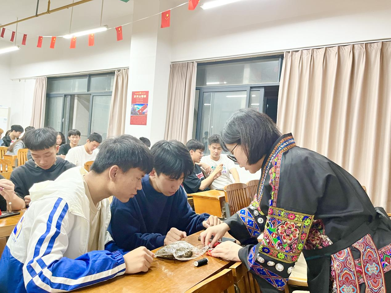 李玉老師進行香囊的制作講解