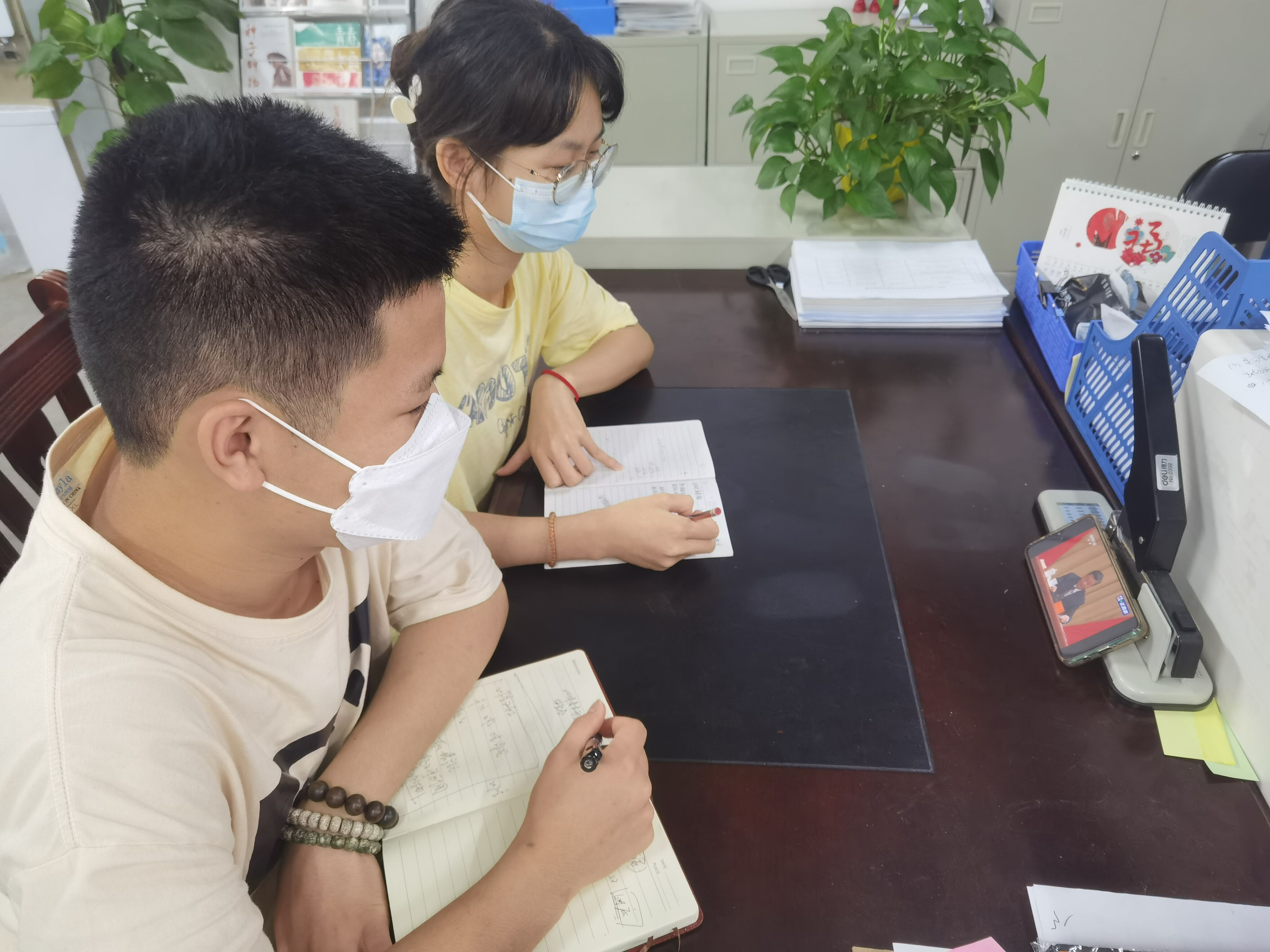 學(xué)生觀看學(xué)習(xí)