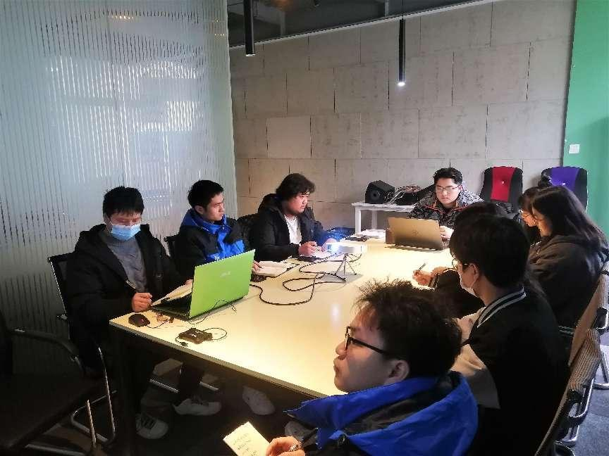 實(shí)習(xí)期間羅耿神作為項(xiàng)目負(fù)責(zé)人指導(dǎo)團(tuán)隊(duì)開展施工現(xiàn)場(chǎng)建模工作