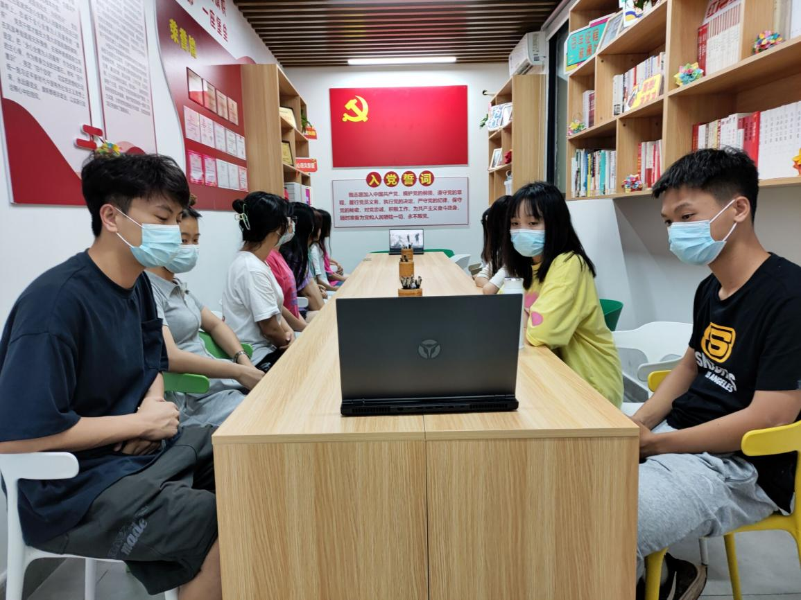 學生在黨建工作室開展讀黨報活動