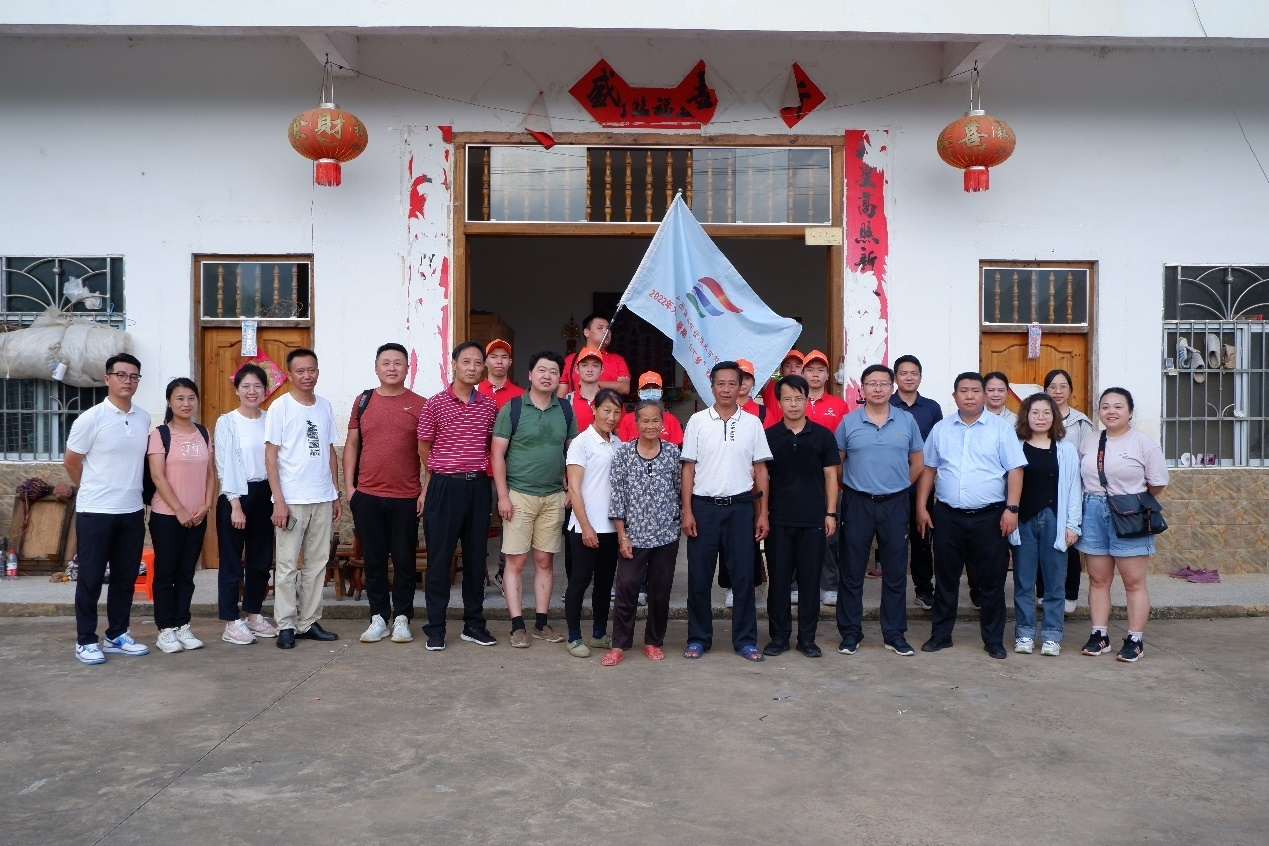 與專家組、清華大學教授團隊及村民合影