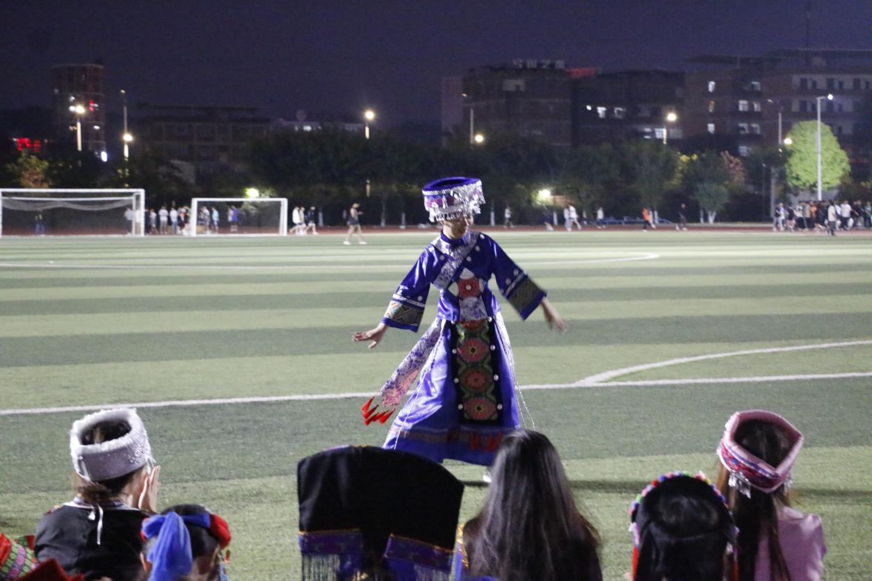 朱秋燕老師展示土家族舞蹈